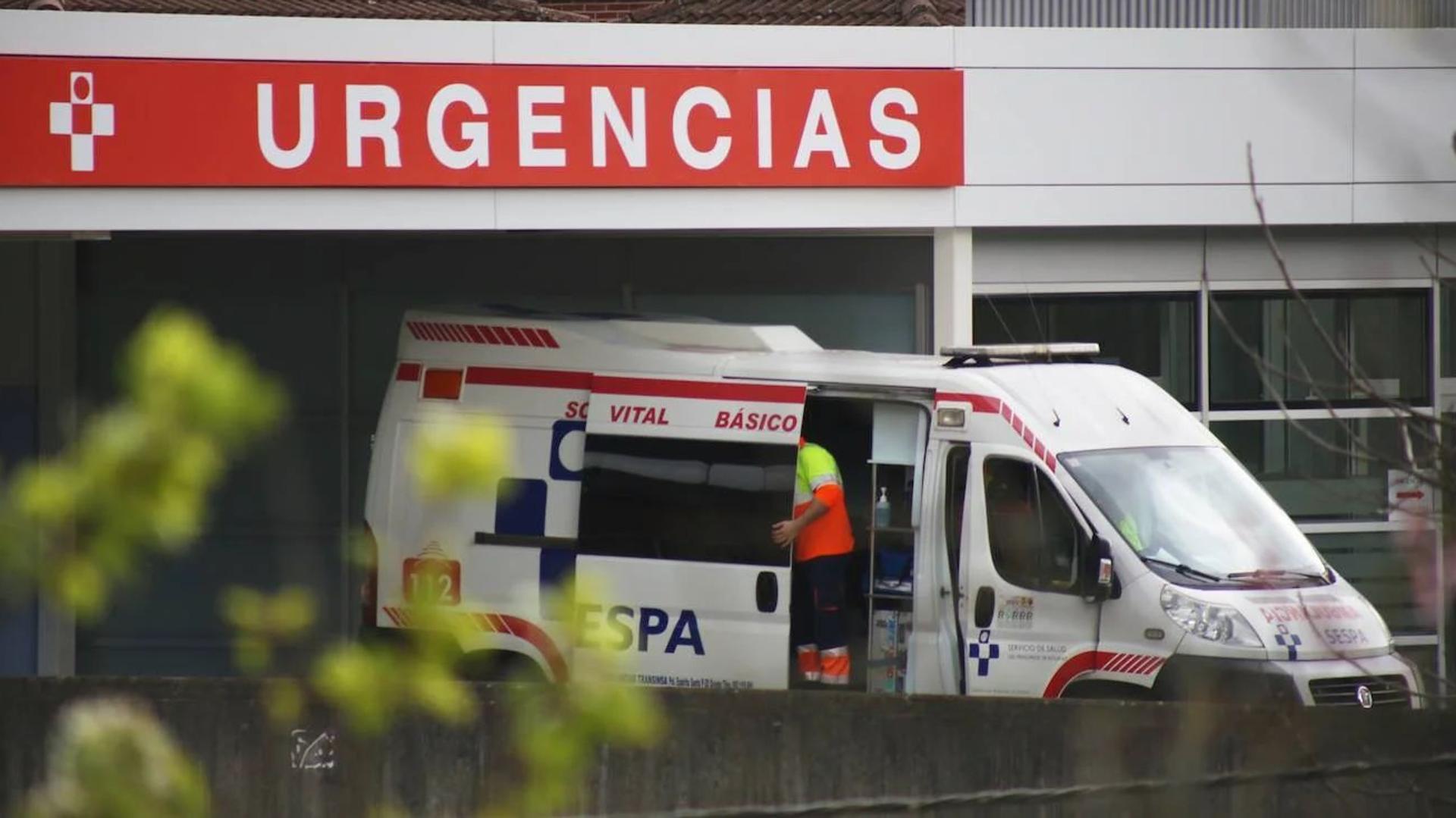 Rescatan por una ventana a dos mujeres afectadas por un incendio en una casa en Onís