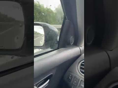 Atasco en la A-49: Un camión sufre un reventón y se empotra contra la mediana