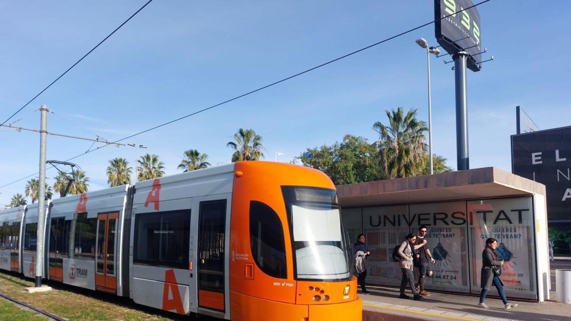 El choque de un Tram con una furgoneta interrumpe el tráfico en la L4 y L5