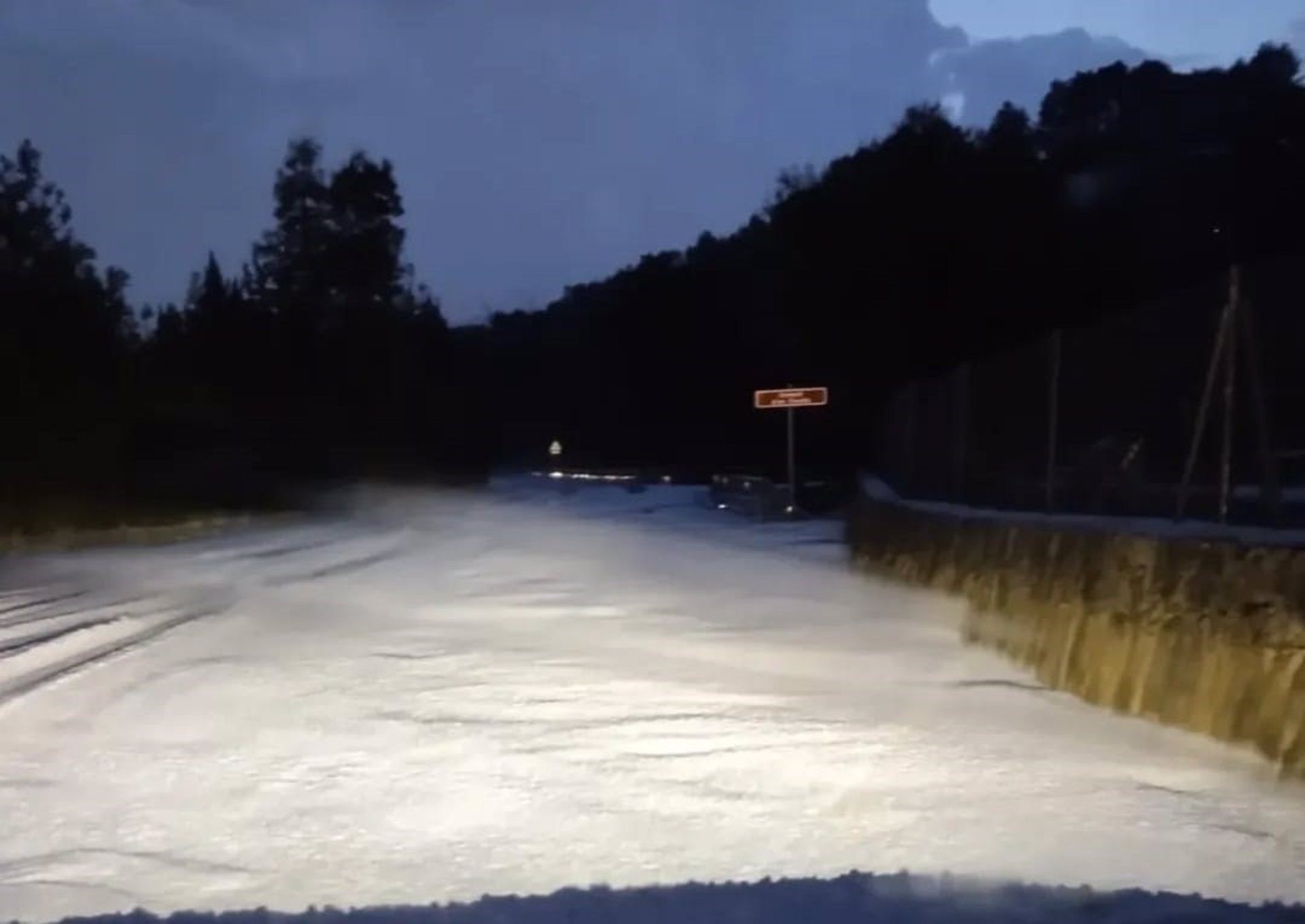 El granizo caído esta madrugada en Puigpunyent deja impracticables varias carreteras