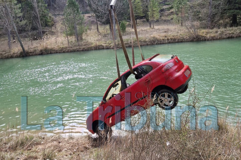 El complejo rescate de un vehículo sumergido en el Júcar