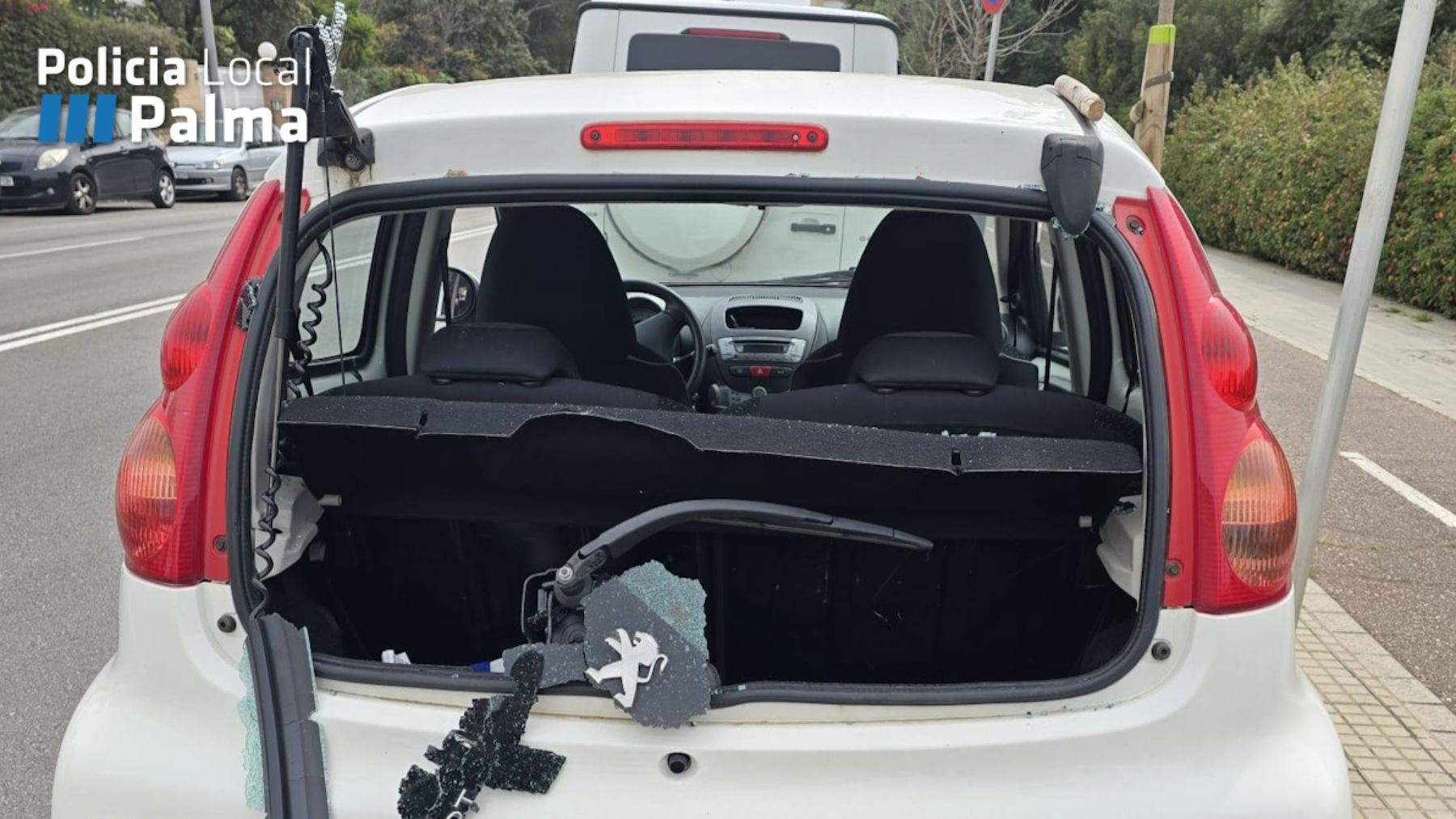 Rompe la luna del coche de delante porque le había frenado en seco en la avenida Picasso