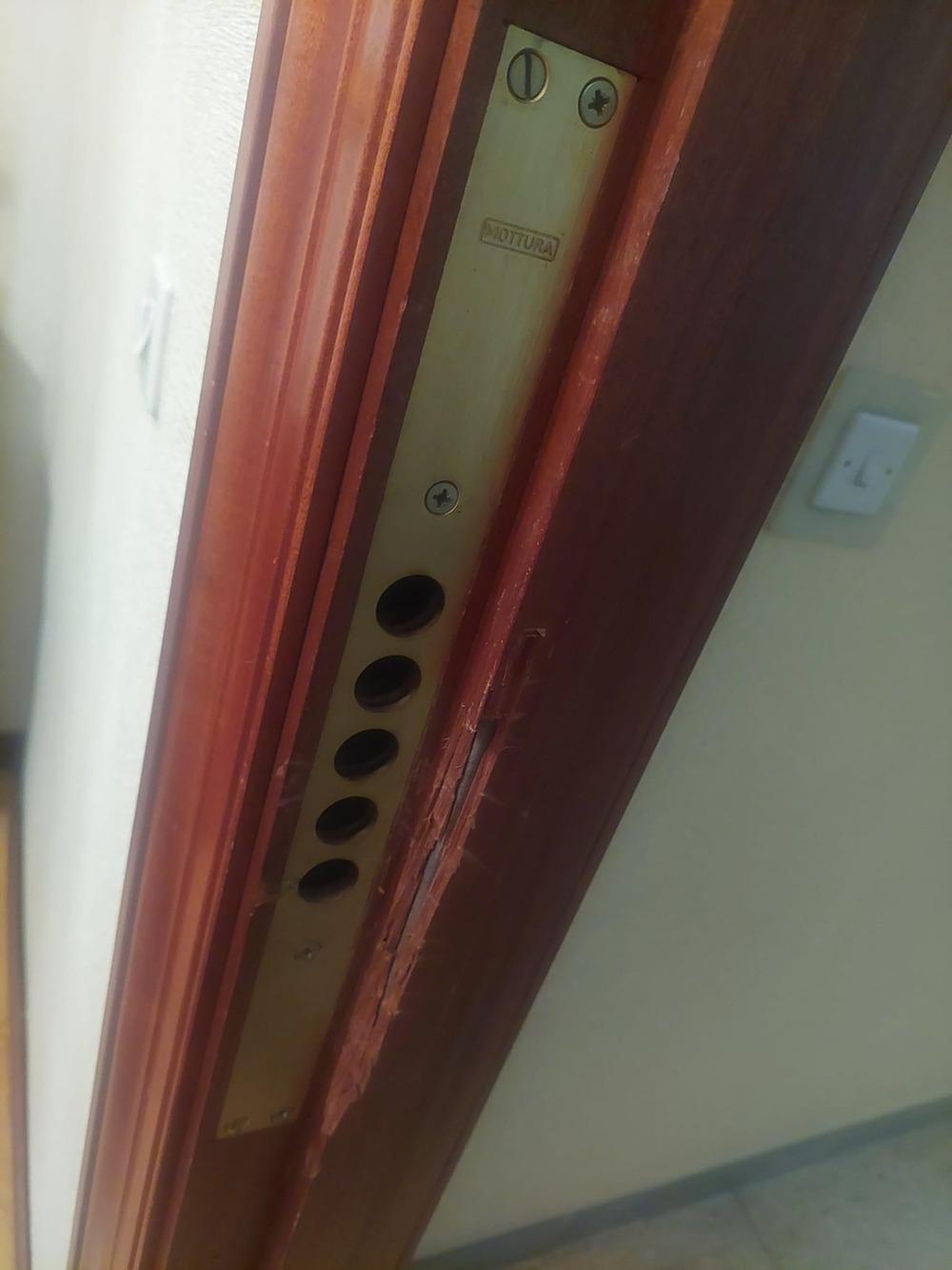 Roban joyas y dinero en una vivienda y marcan las del resto