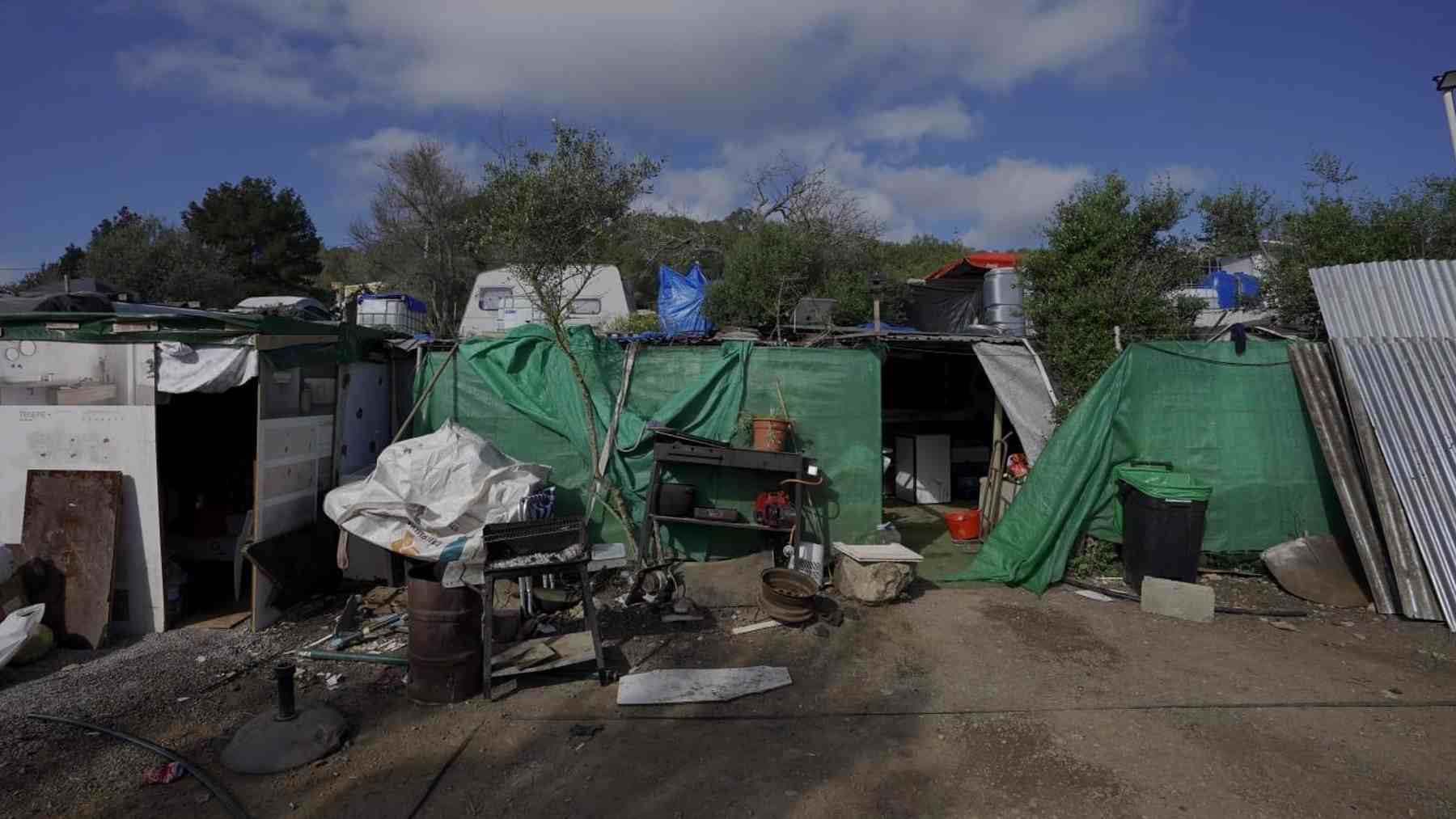 La Policía desaloja por orden judicial a 200 personas de un asentamiento chabolista en Ibiza
