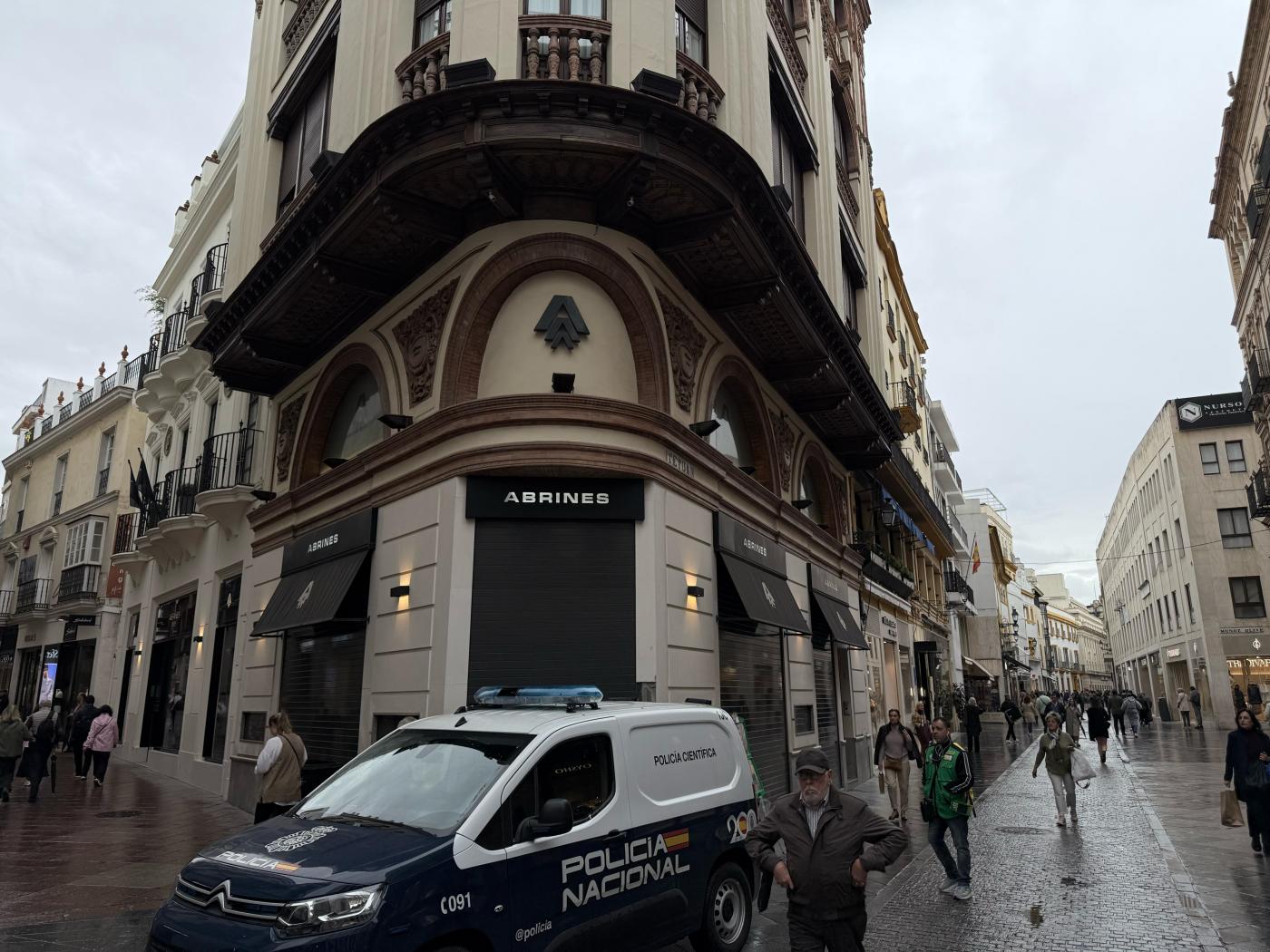 La Policía Nacional ante la joyería objeto del robo. - EP