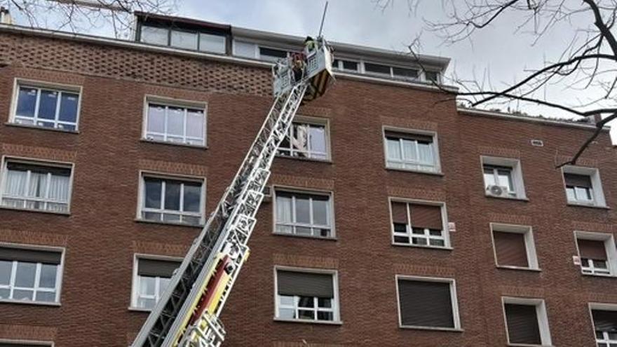 Desplome de recubrimiento de fachada en Chamartín: Dos coches afectados, pero sin daños personales