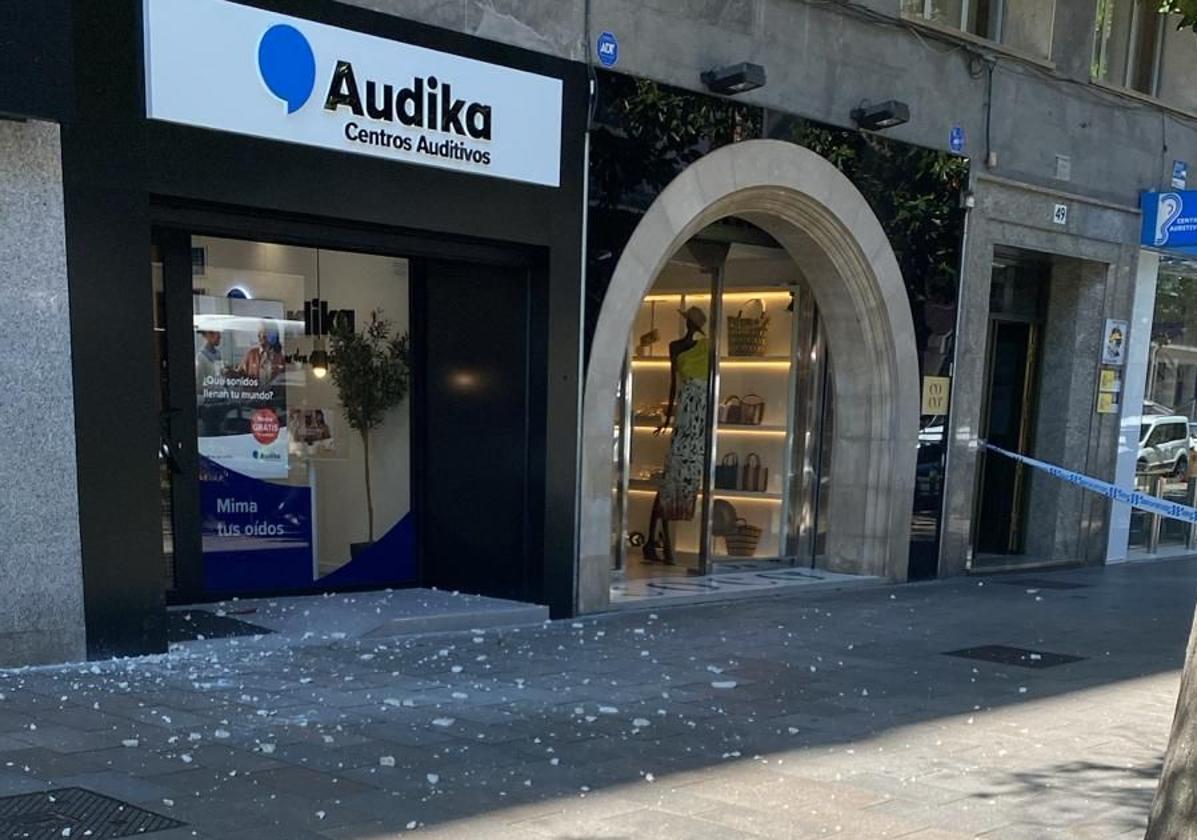 El desprendimiento de una fachada en la Gran Vía, a punto de causar un accidente