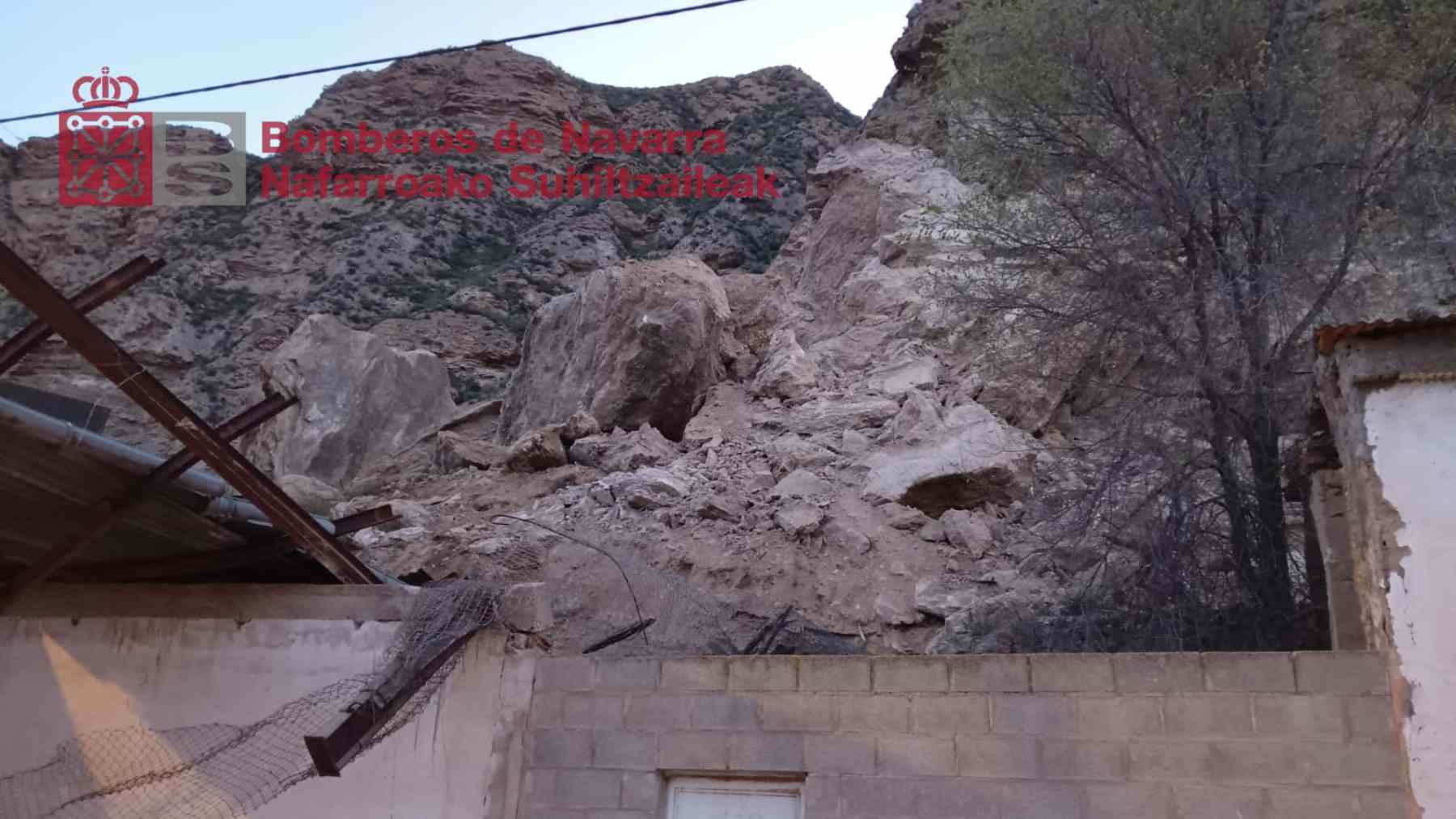Un desprendimiento sepulta una casa y un almacén en un pueblo de Navarra: desalojan a varias familias