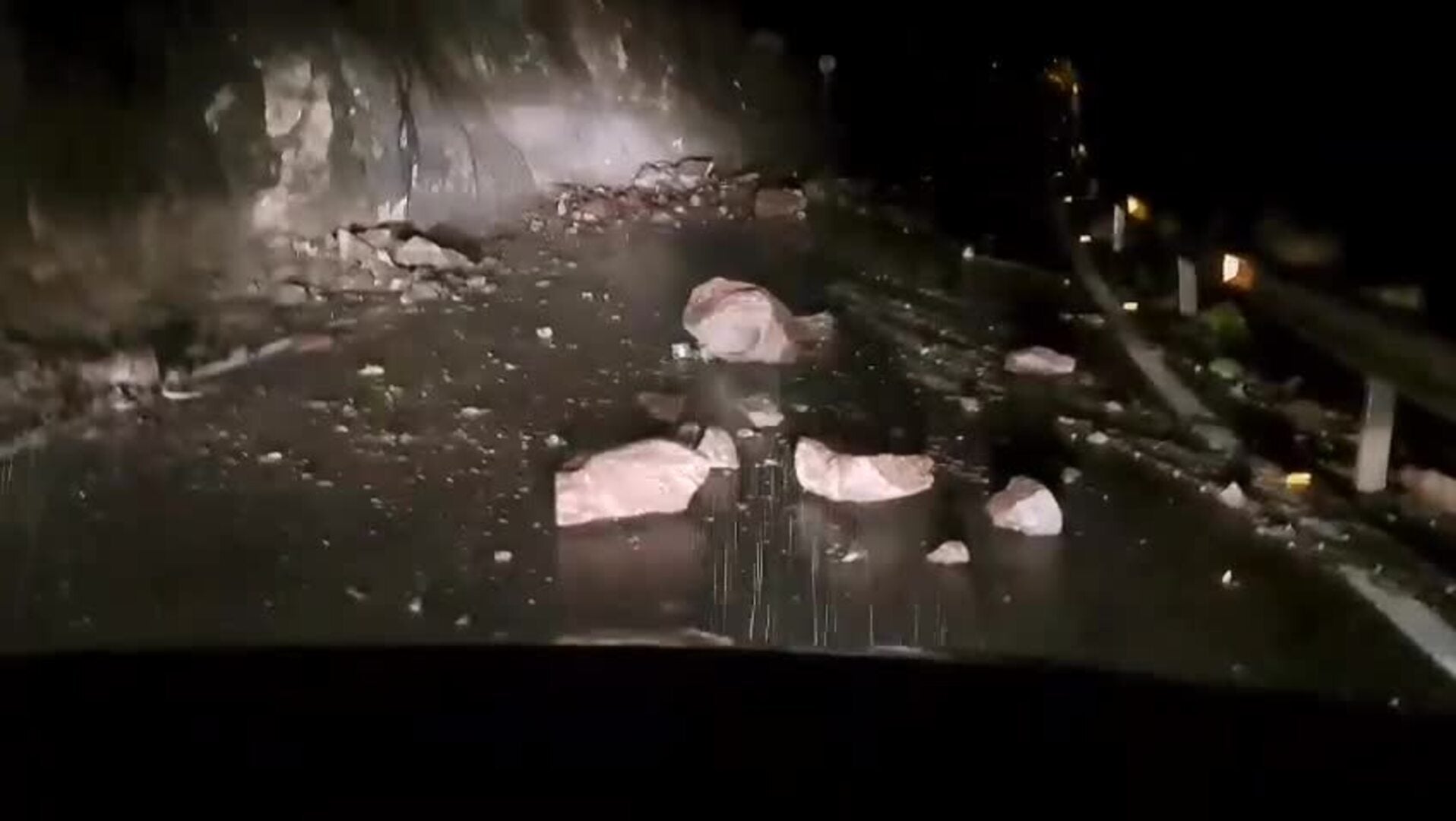 Desprendimientos en la carretera de La Aldea a Agaete crean condiciones intransitables: ¡Precaución!