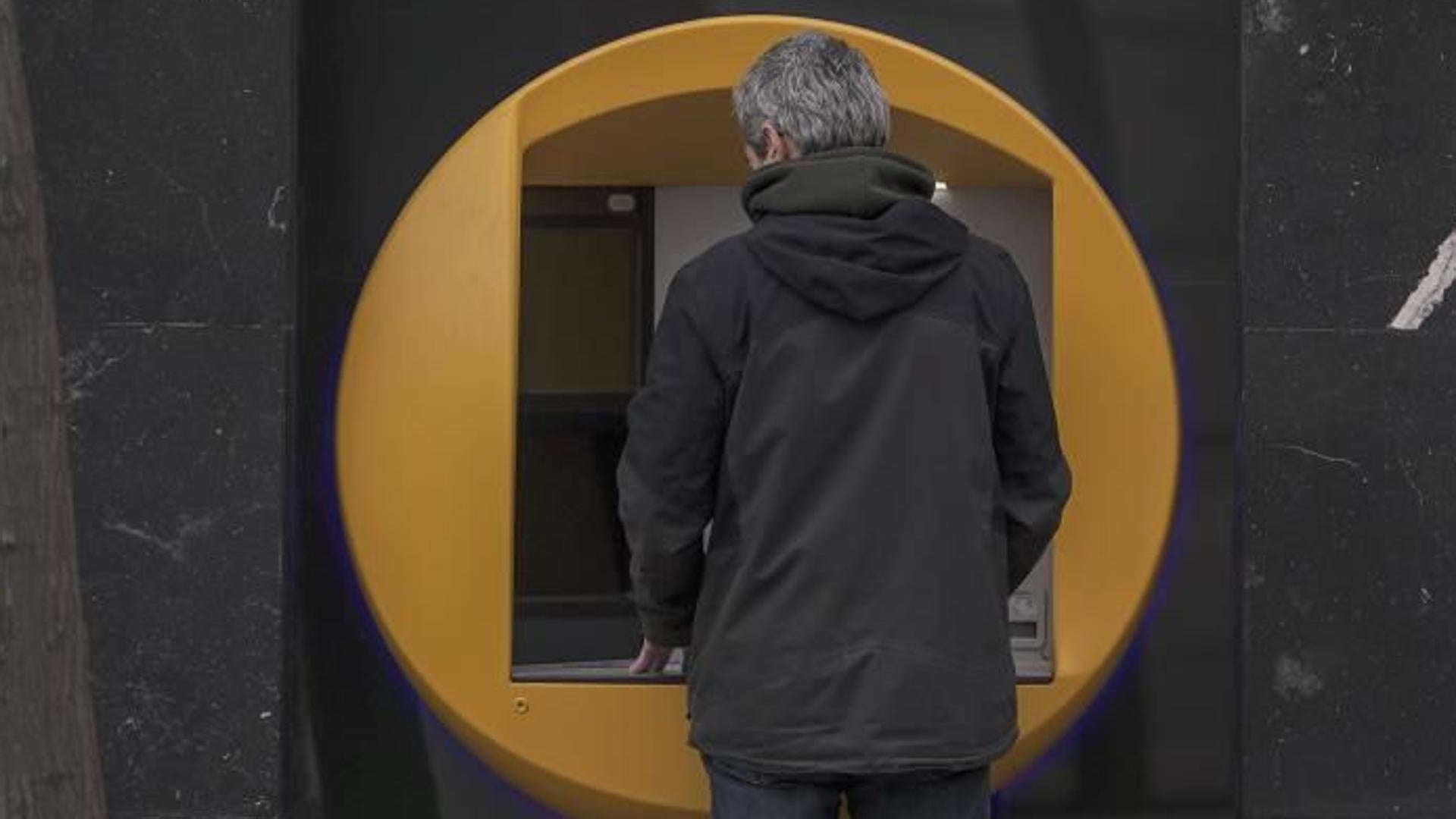 SUCESOS EN ALICANTE | Alerta: así te distraen cuando estás en un cajero para robarte el dinero