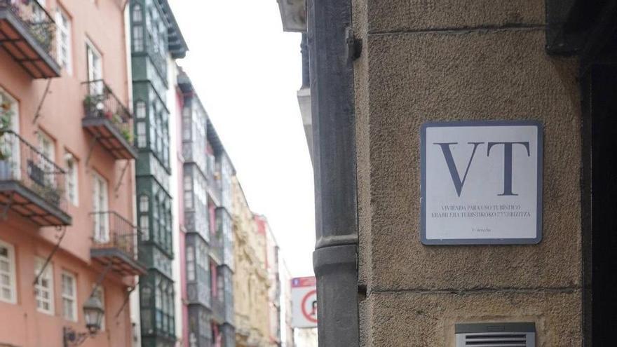 Rompe el cajetín de la llave de un piso turístico en Alicante para alquilarlo por una web de anuncios