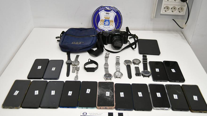 La Guardia Municipal detiene en Martutene a un hombre que llevaba más de 15 teléfonos móviles y que saltó por una ventana para huir