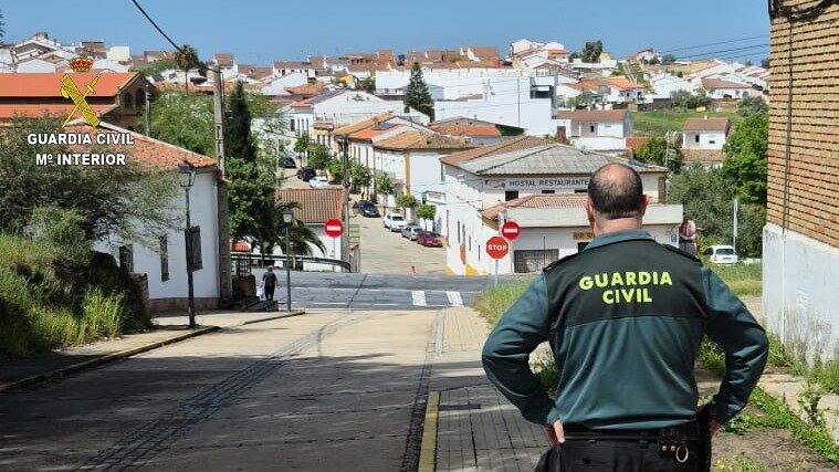 Un guardia civil fuera de servicio pilla 'in fraganti' a un hombre cuando pretendía robar en un local