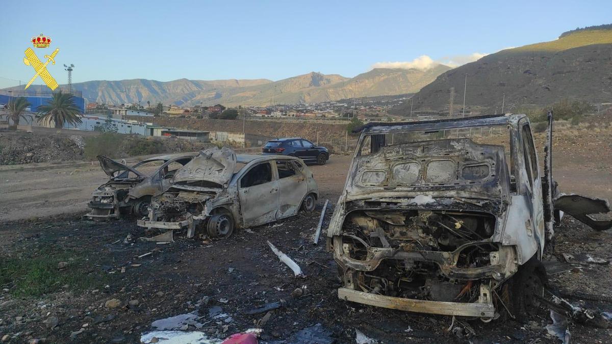Los coches, después de ser calcinados.