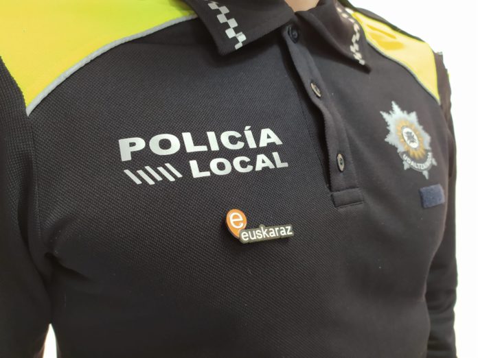 Uniforme-Policia-Local-con-distintivo-euskera-vitoria Vitoria identificará ciudadanos que no conocen el euskera