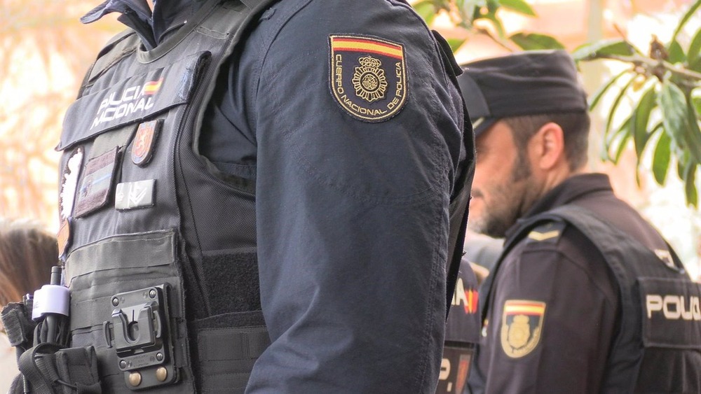 Cuatro detenidos, incluido un menor, por amenazar a un mendigo