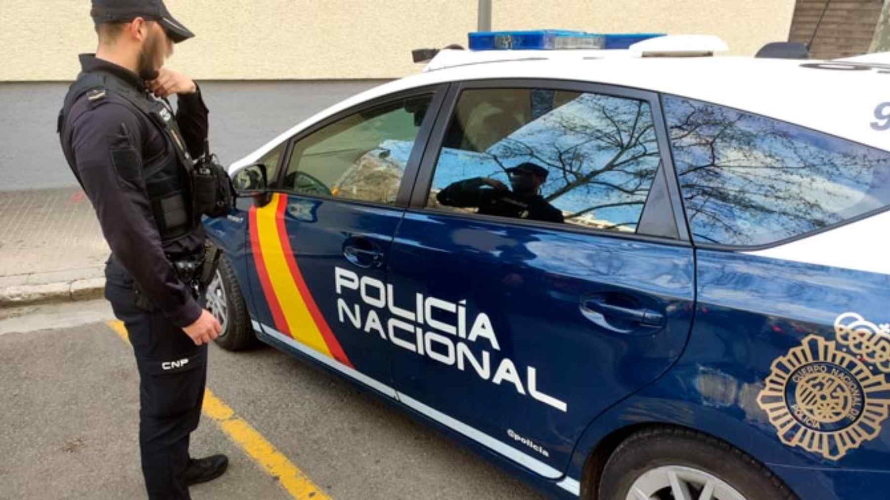 Dos jóvenes roban la cartera a una mujer en su despacho de trabajo en un colegio de Palma