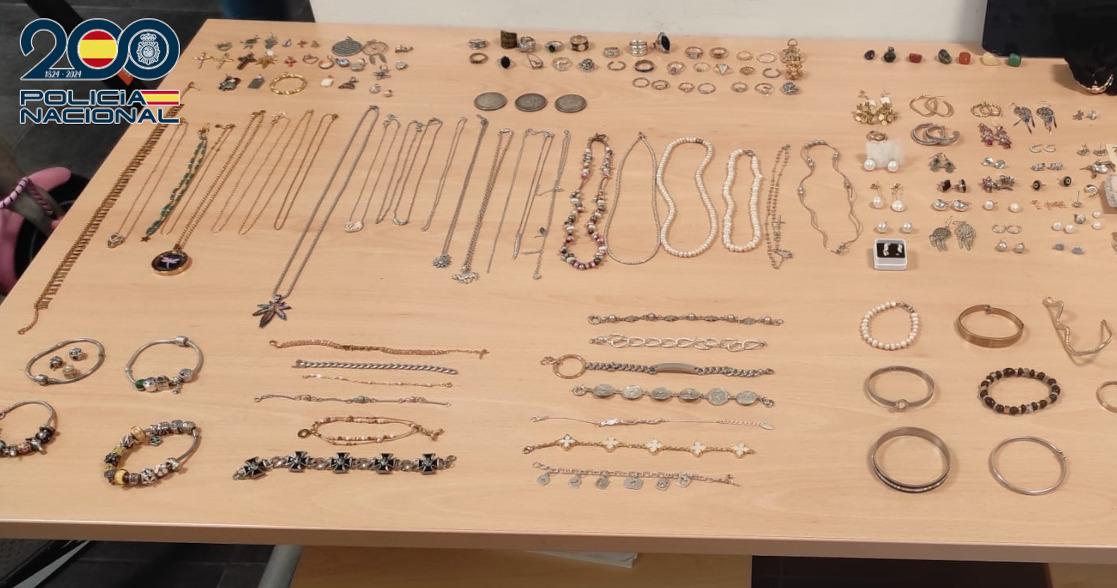 Detenidos en Menorca dos personas por una oleada de robos en viviendas de Cala en Blanes