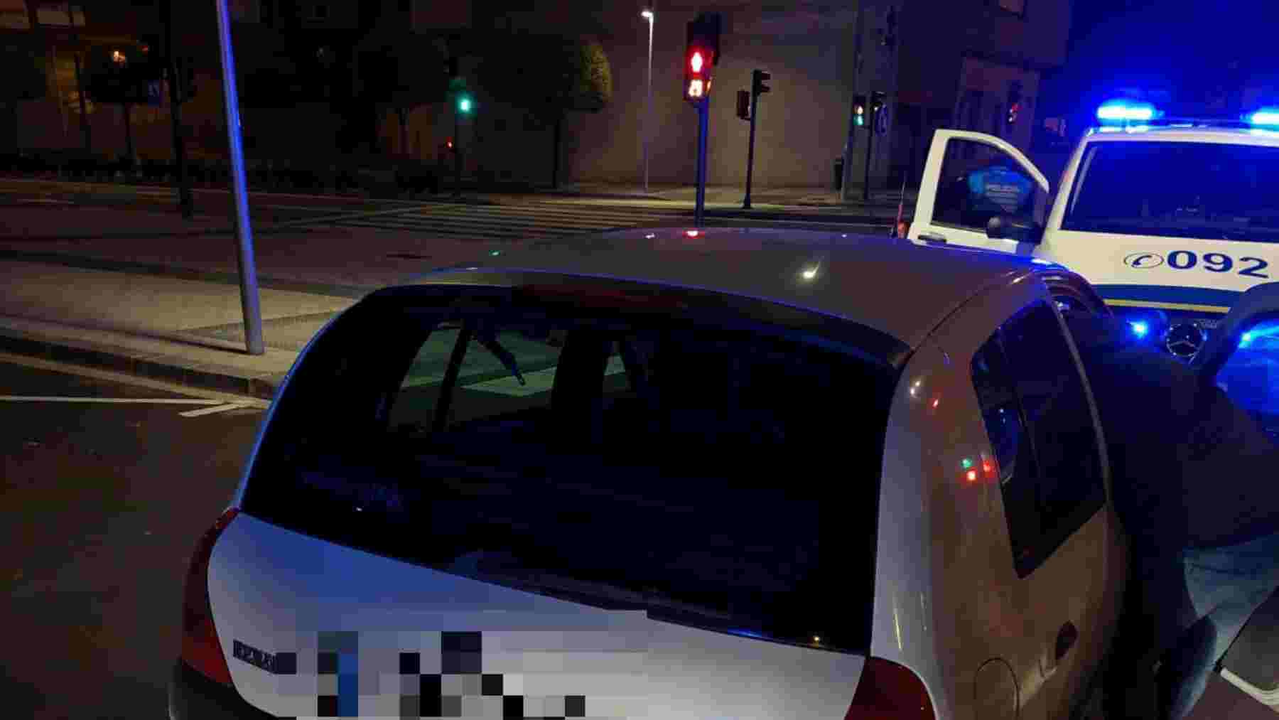 Cogen a dos marroquíes robando en un coche en Pamplona y la emprenden a puñetazos con los policías