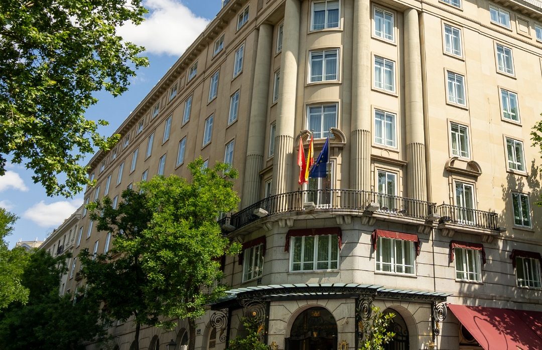 Detienen a famosa influencer por su presunta participación en millonario robo a empresario mexicano en un hotel de lujo en Madrid
