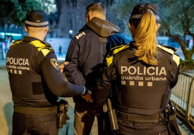 Detenidos dos ladrones de relojes en Barcelona tras asalto a turista en el barrio Gótico