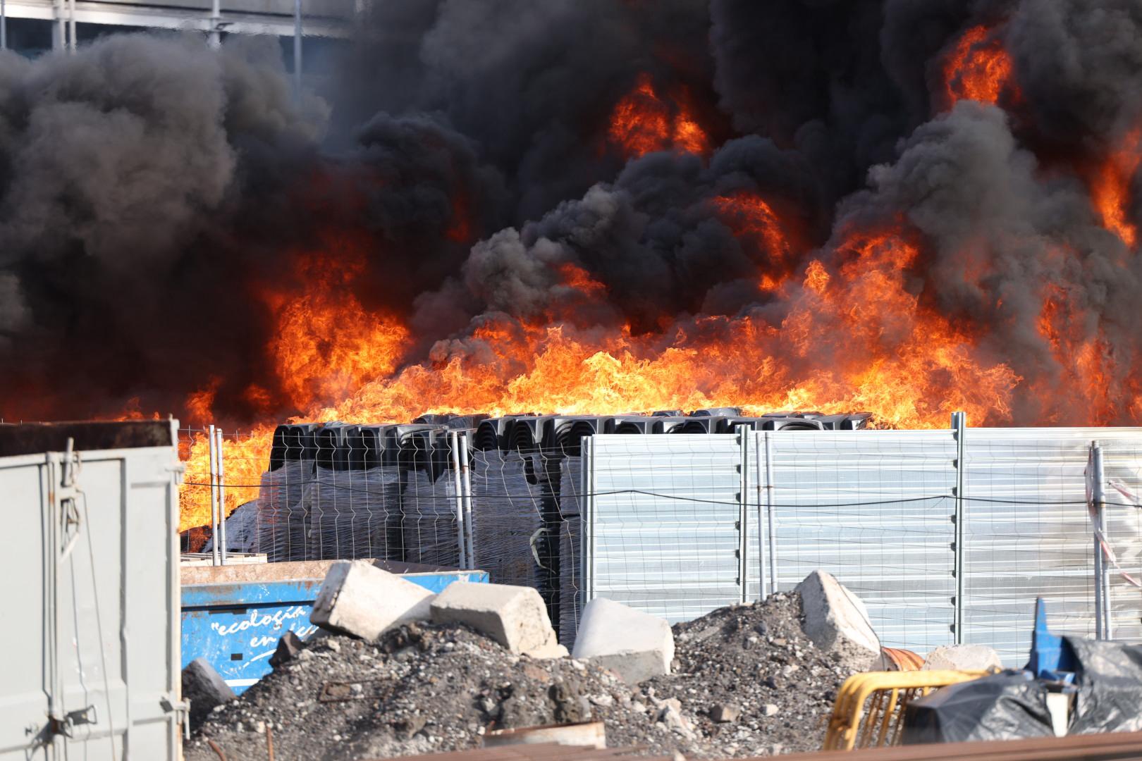 Devastador incendio consume el Dique de la Esfinge en el Puerto de Las Palmas de Gran Canaria