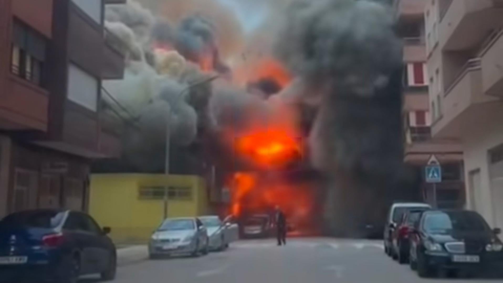 Devastador incendio consume un gimnasio en Albatera