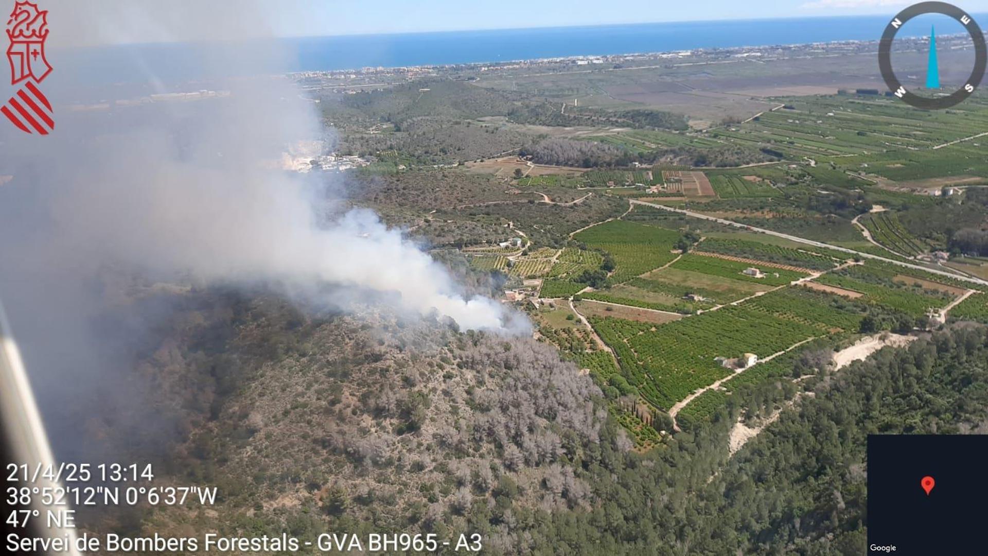 INCENDIO FORESTAL ALICANTE PEGO | Un incendio forestal calcina la sierra de Mostalla, al norte de Alicante