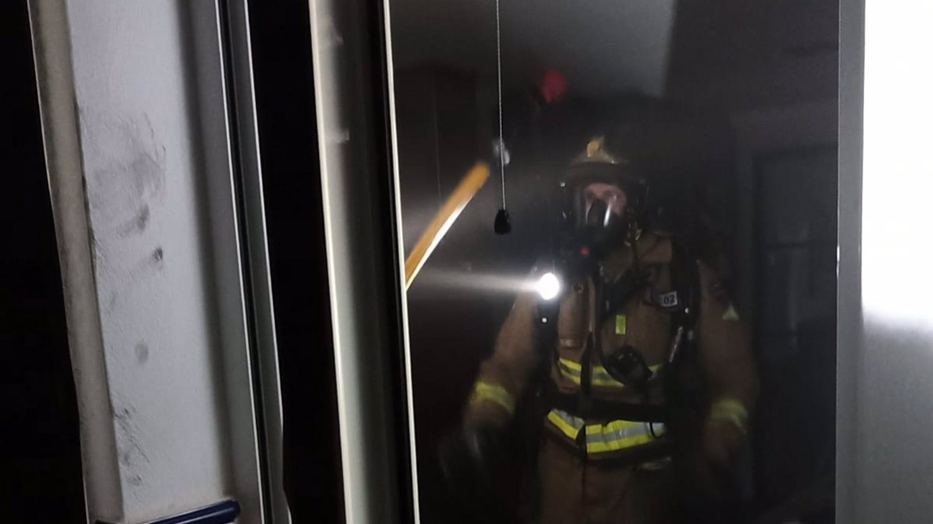 Los bomberos extinguen un incendio en una vivienda de Yecla