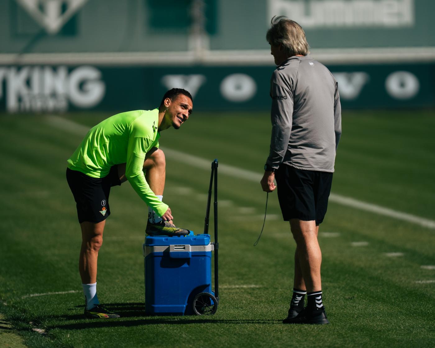 Antony conversa con Manuel Pellegrini. - RBB