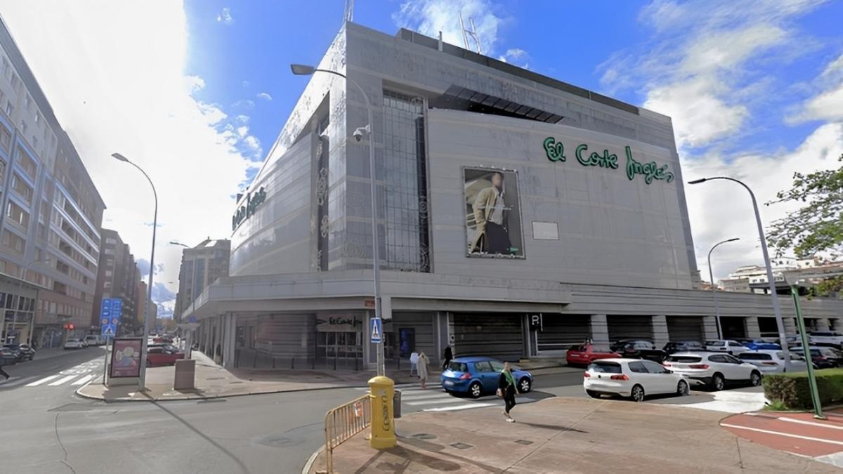 Centro comercial de El Corte Inglés en el barrio de La Chantría, en León.