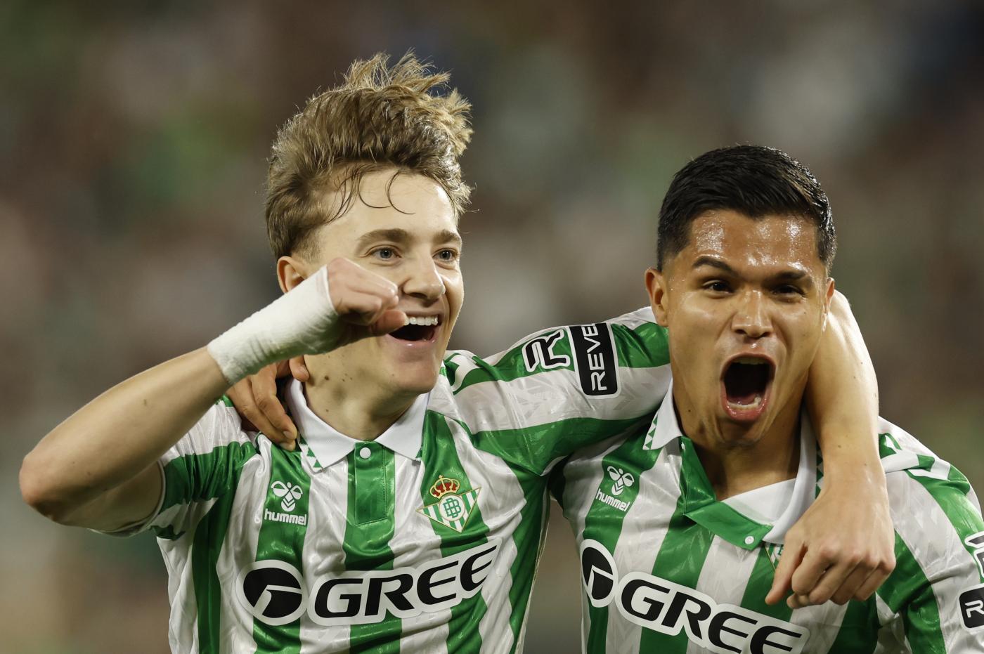Jesús Rodríguez y Cucho Hernández celebran un gol del Betis. - Julio Muñoz/EFE