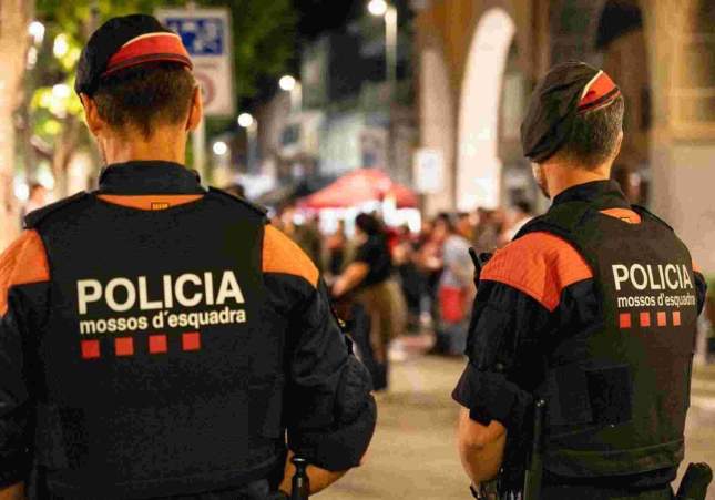 El técnico del aire acondicionado roba objetos de valor mientras repara un domicilio en Barcelona