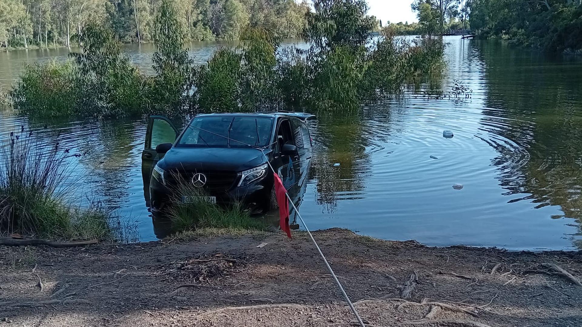 El misterio del furgón de VTC hundido en el Lago de las Tortugas en Marbella