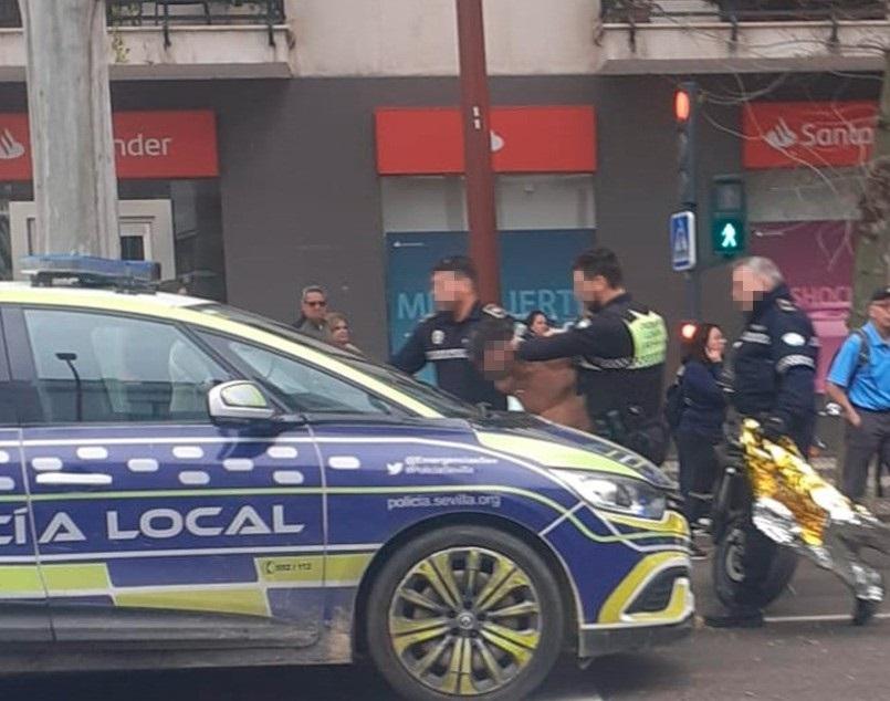 Imagen del momento en el que los agentes aprehenden al individuo - L.B. / M.G. / CEDIDA