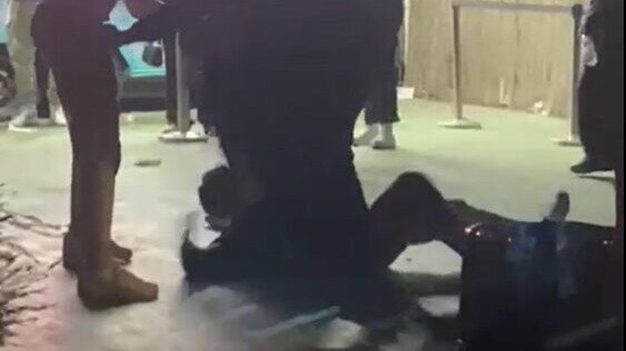 Porteros de discoteca en Punta Umbría dejan inconsciente a un joven a patadas