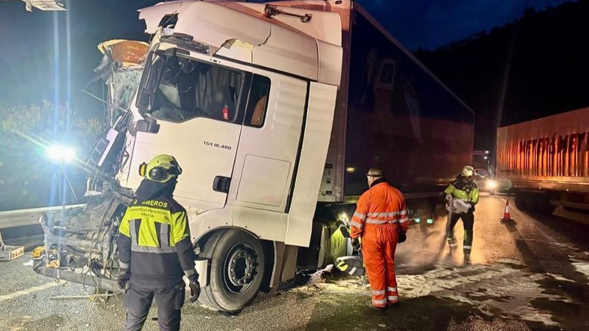 Colisión por alcance entre dos camiones de madrugada en la autopista de peaje en Casabermeja