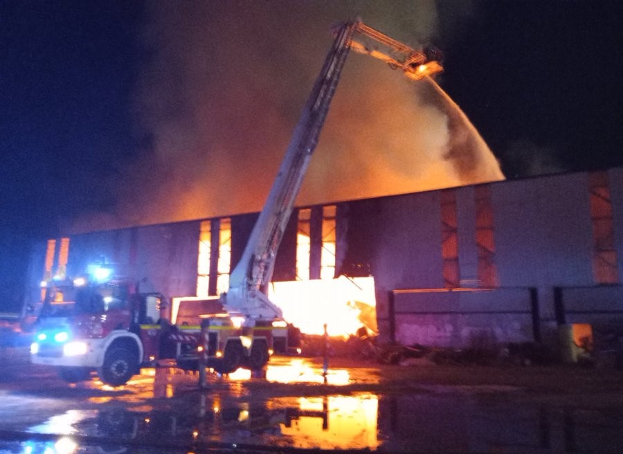 Gran incendio en planta de reciclaje de Vitoria: se mantiene activo y se espera que dure uno o dos días más