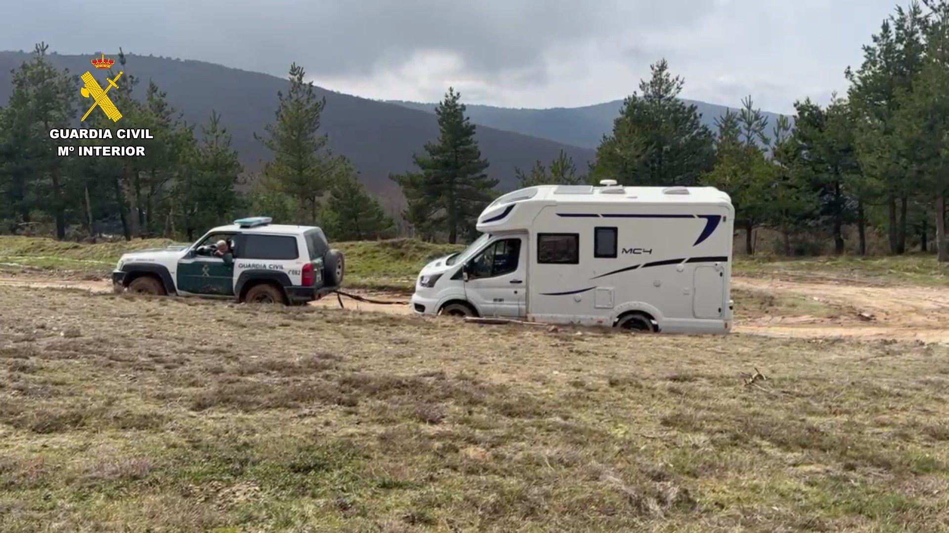 La Guardia Civil rescata a una autocaranava atascada en Ajamil de Cameros