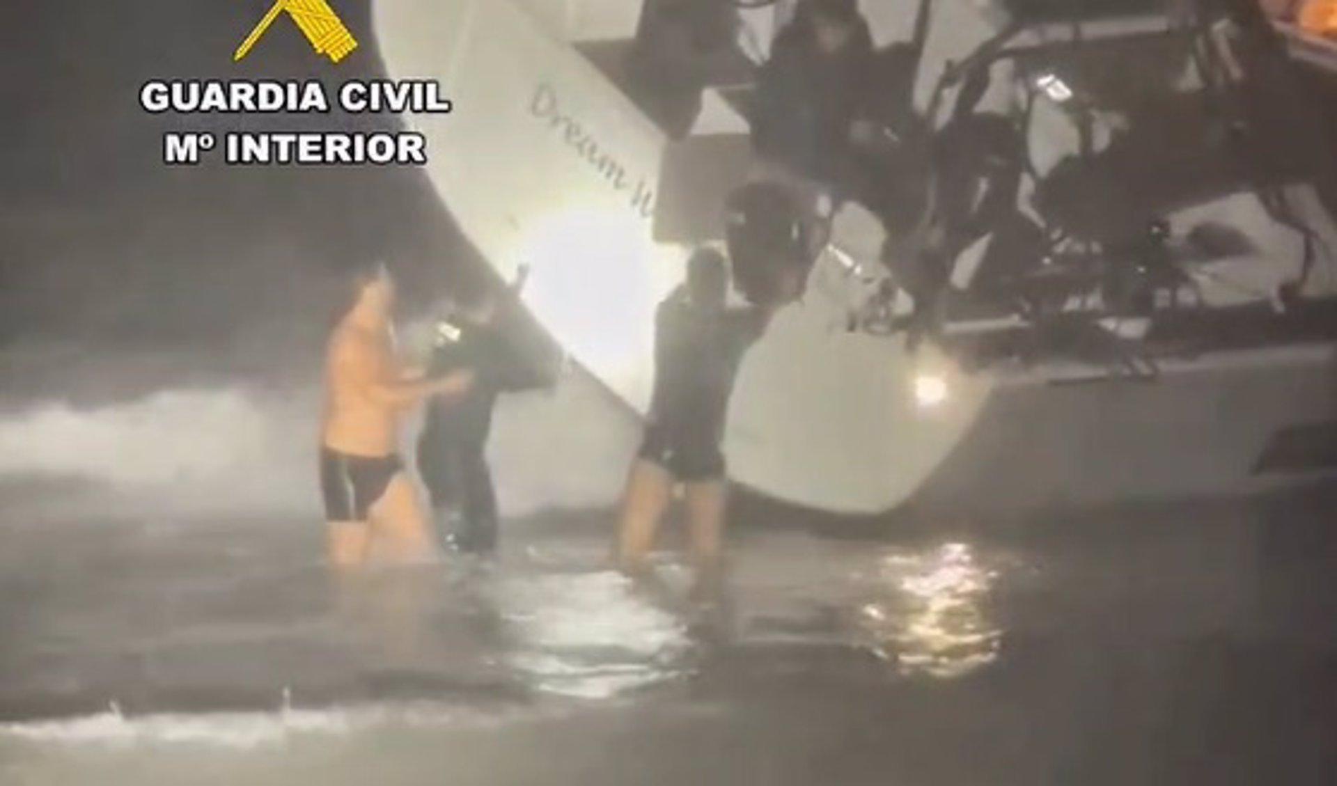 La Guardia Civil rescata al capitán de un barco que encalló en Ibiza por el fuerte temporal