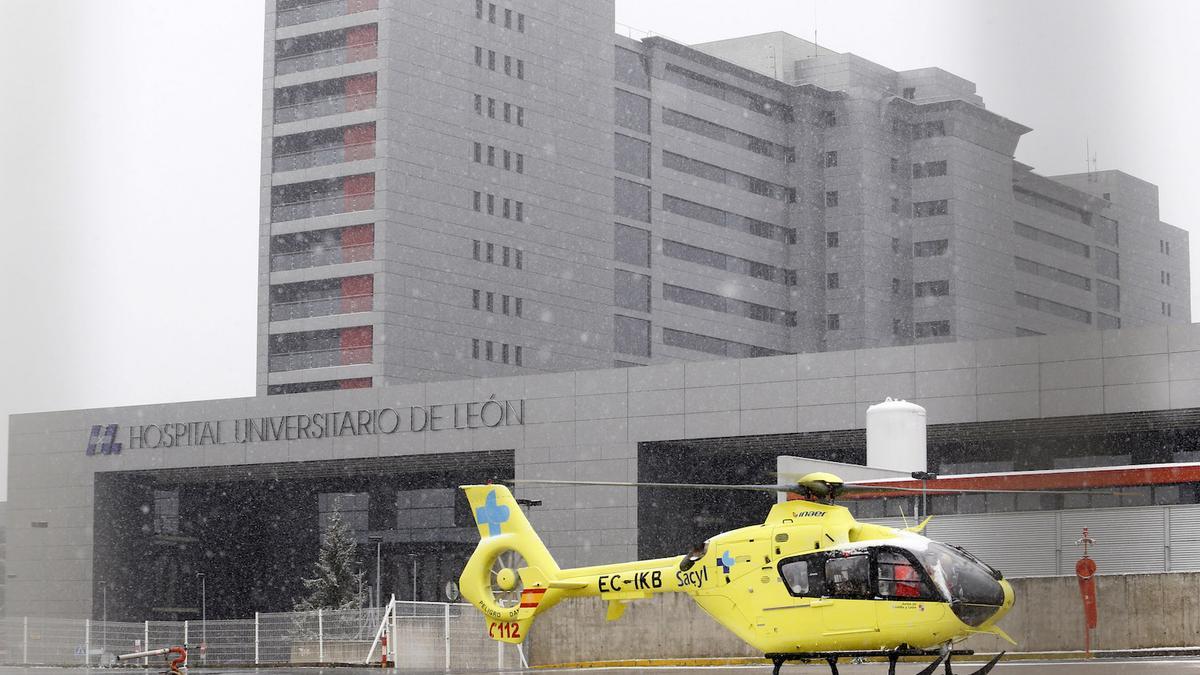 El helicóptero sanitario de la Junta en el Hospital de León, archivo.