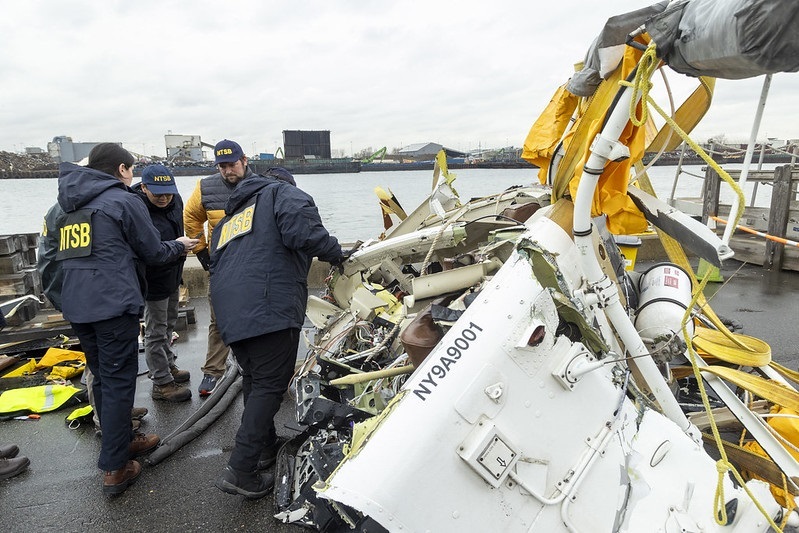 Helicóptero siniestrado en Nueva York carecía de instrumentos de registro de incidencias, dificultando la investigación de la NTSB