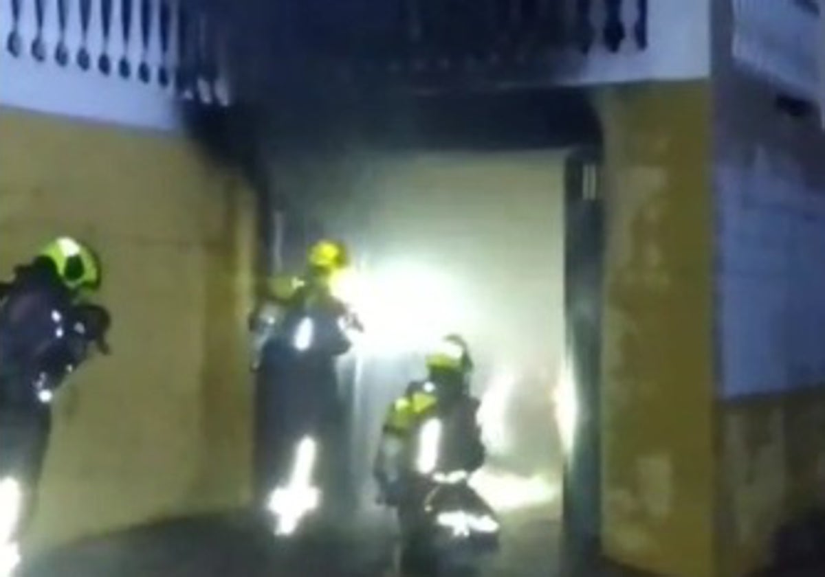 Rescatan a un matrimonio de mayores en el incendio de una vivienda en Torrox