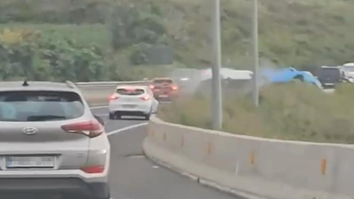 Impactante accidente en la autopista del norte de Tenerife: un coche de alta gama provoca un fuerte choque al intentar adelantar