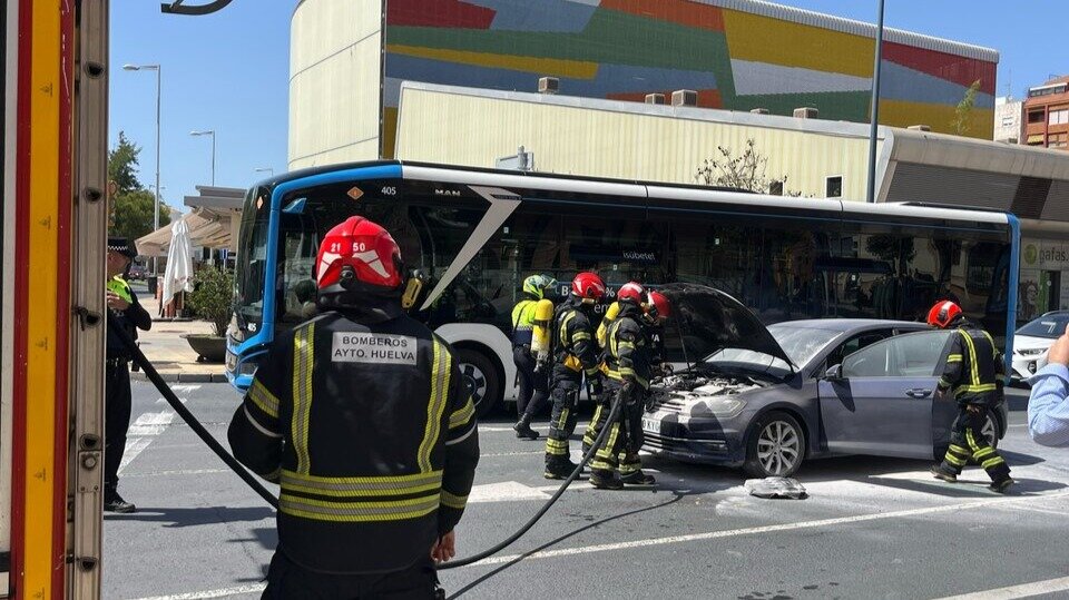 Susto en Pescadería: un coche sale ardiendo
