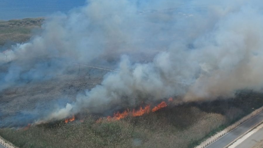 Dos helicópteros y brigadas especializadas trabajan en la extinción de un incendio en el paraje de la Hita