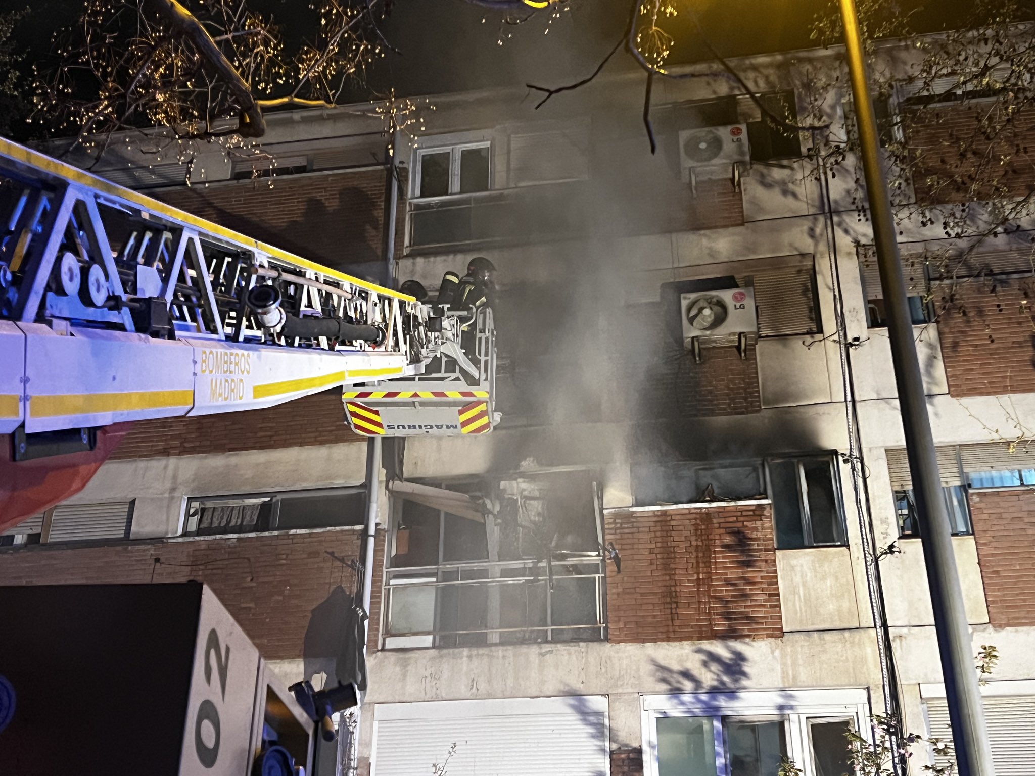 Incendio en edificio de Villaverde obliga a desalojar a vecinos sin causar heridos