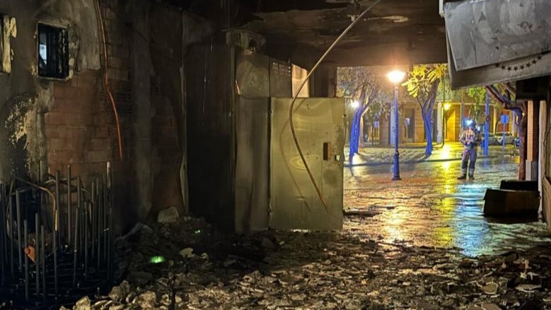 Desalojan un edificio de cinco plantas por un incendio en el barrio murciano de La Flota