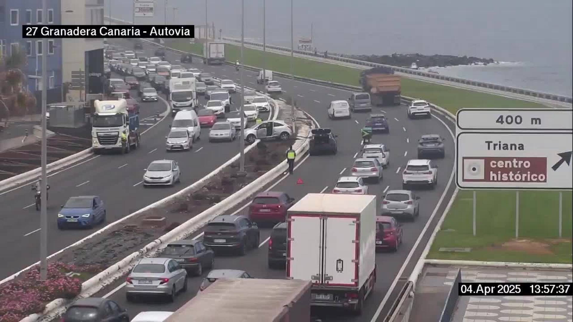 Un vehículo se queda atascado en la mediana, en plena Autovía Marítima