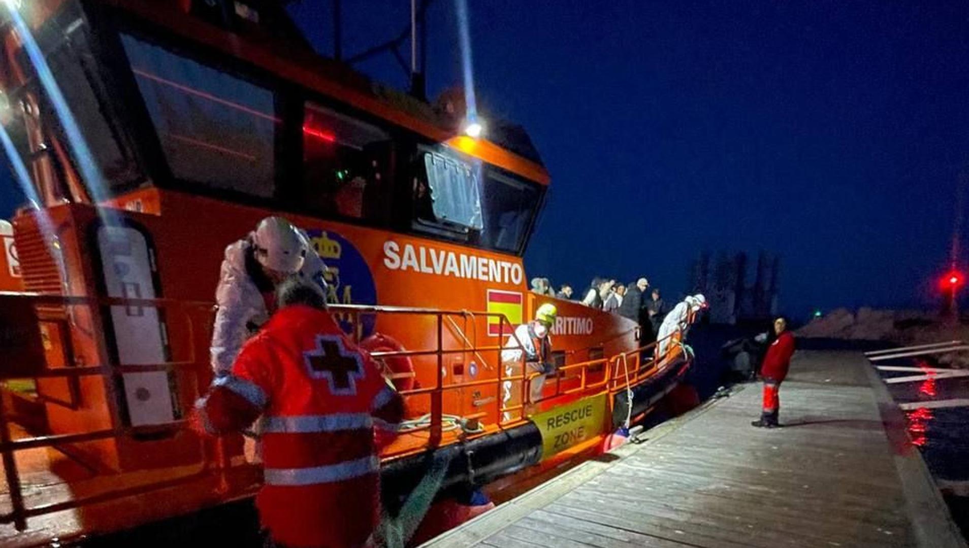 Interceptada patera con 14 migrantes a bordo en aguas de Torrevieja: Todos en buen estado de salud